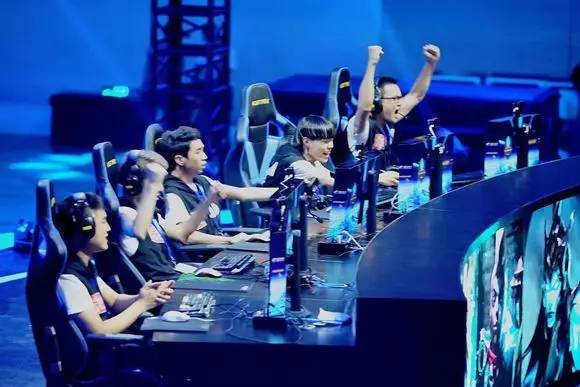 BLAST秋季小组赛：轻松晋级NAVI 2-0击败COL